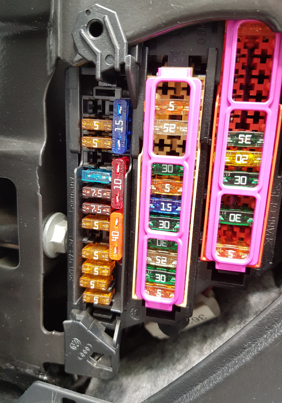 Питание берем на 7 предохранителе, предназначенном для этой системы по заводу на 7,5А — Audi Q5 (1G)