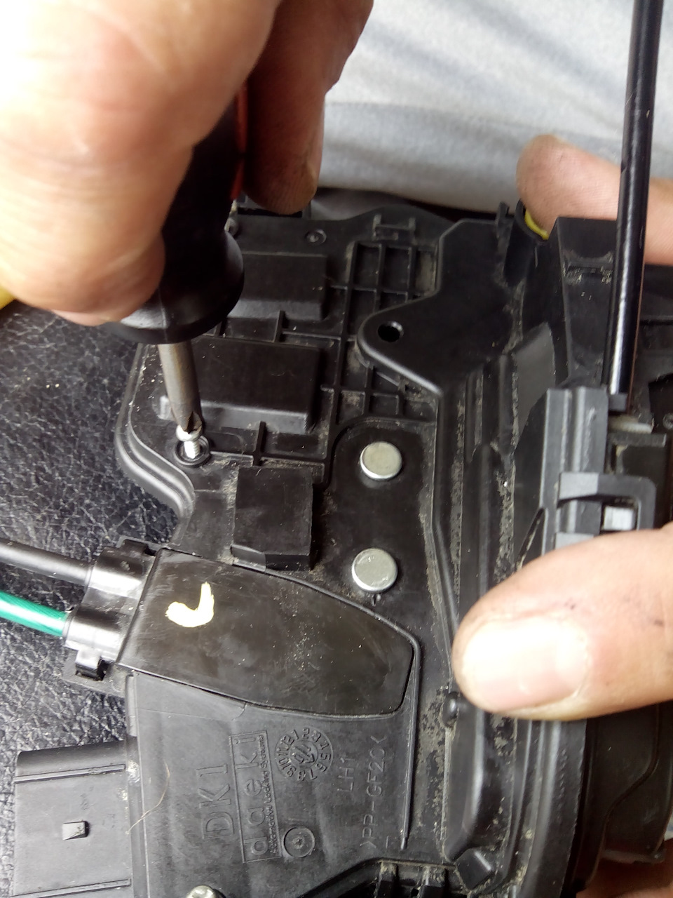 откручиваем 4 винта — KIA Sorento (2G)