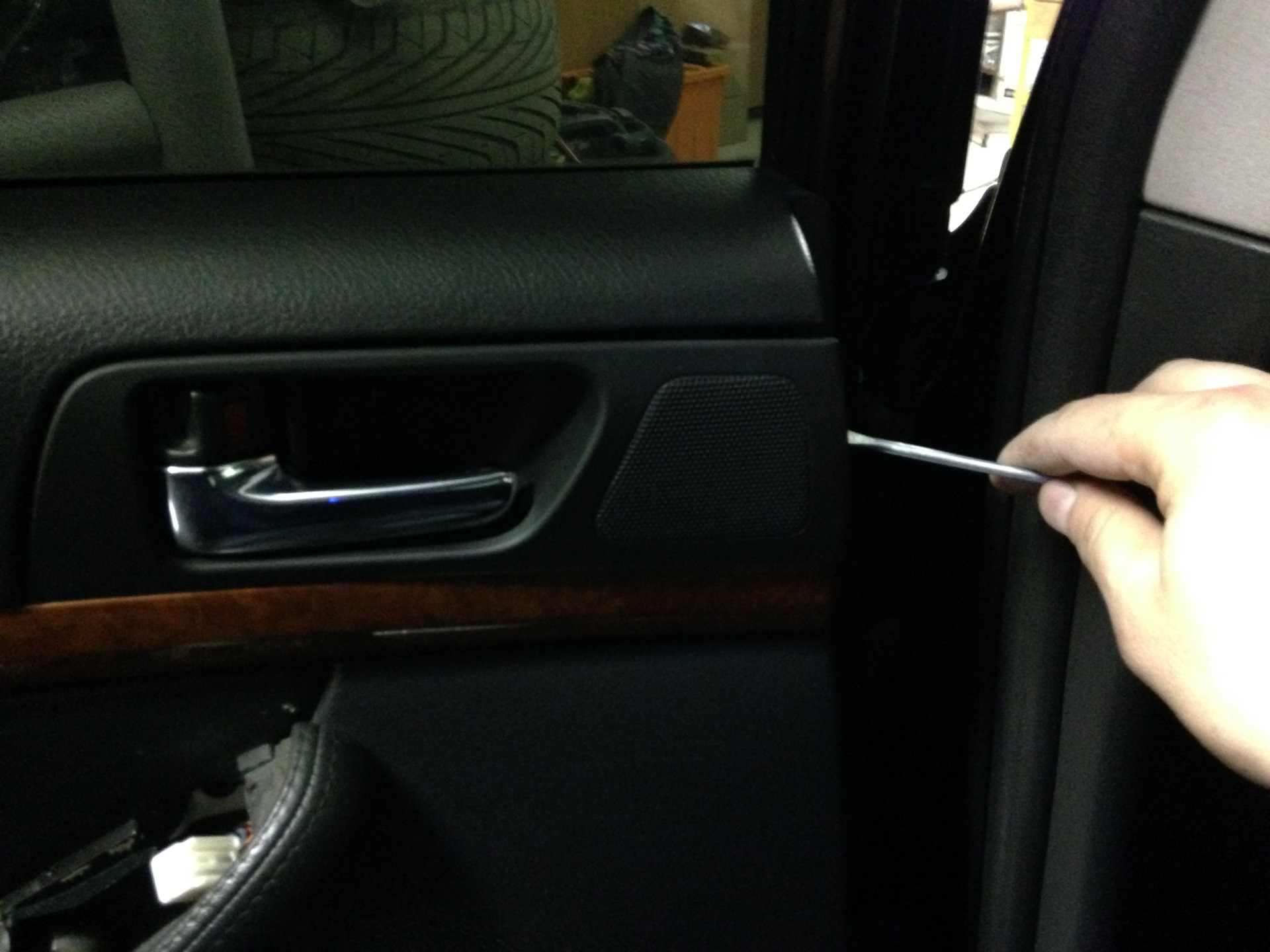 Авенсис снятие обшивки двери водителя