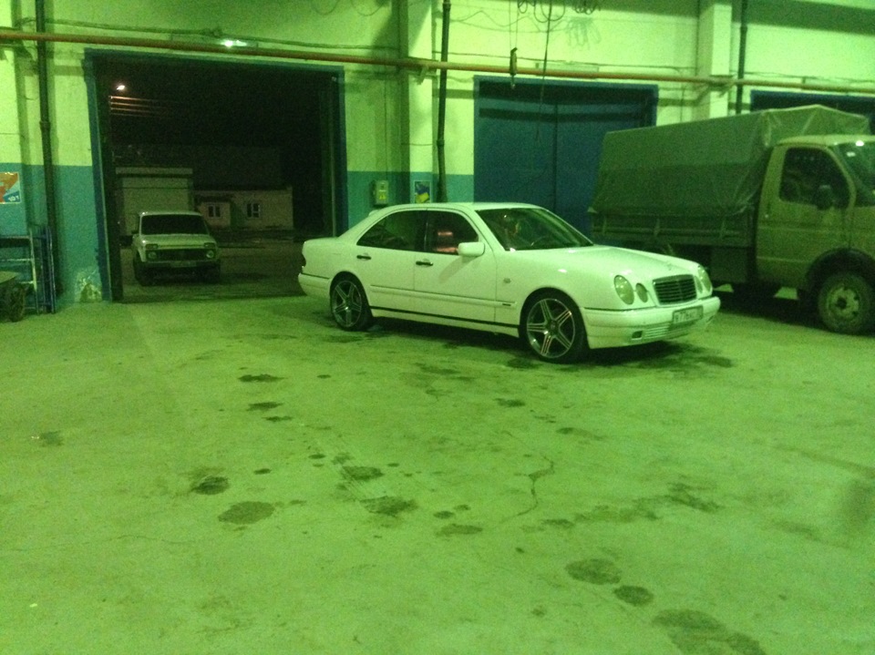 Наконец-то открыл капот!)) — Mercedes-Benz E-class (W210), 2,4 л, 1999 ...