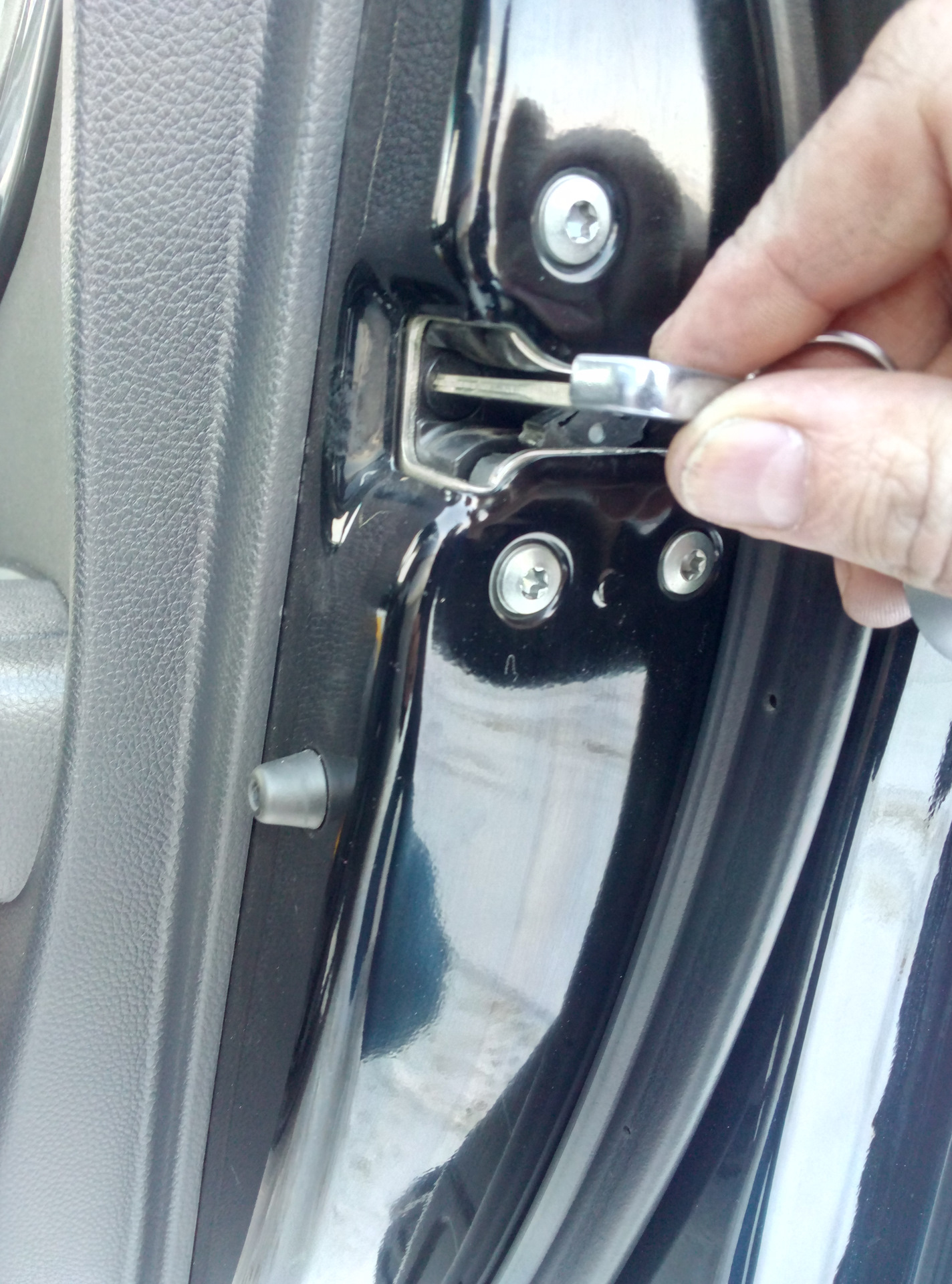 Не открывается дверь пассажира. Hyundai i40 Центральный замок двери. Хендай Солярис 2013 водительский тросик блокировки дверей. Замок задней двери i40. Блокировка задней двери Солярис 2020.