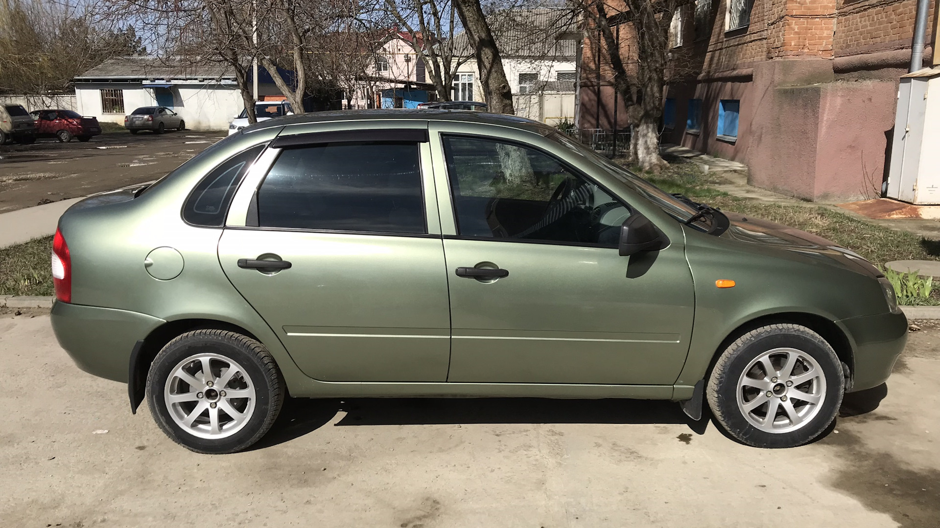 Lada Калина седан 1.4 бензиновый 2009 | Колумбийская зелень! на DRIVE2