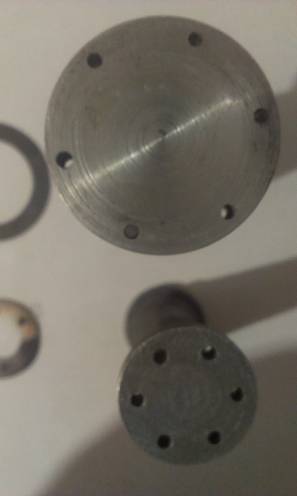 Попутно очистил поршни. Поршень сцепления имеет более тёмный вид, кмк, в результате какой-то (БСК с чем-то) реакции, и как-бэ более шершавый, что-ли. — ГАЗ 21