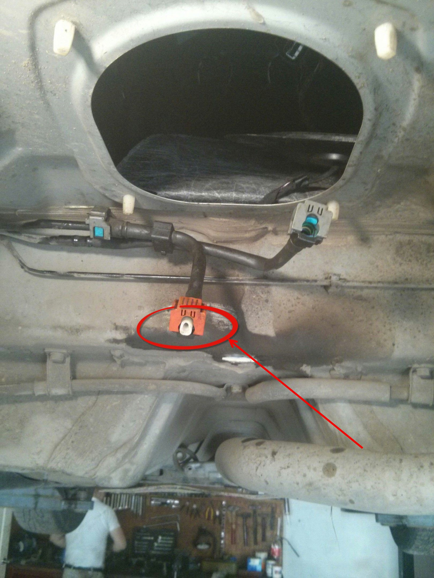 Рено дастер днище. Лужа под машиной от кондиционера. Капает из под машины. Капает вода снизу машины. Нексия бензин бак.