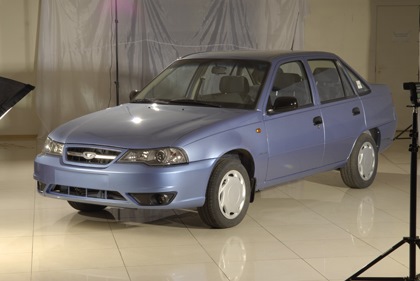 Как пишется дэу нексия по английскому. 90d8f6cs 960. Как пишется дэу нексия по английскому фото. Как пишется дэу нексия по английскому-90d8f6cs 960. картинка Как пишется дэу нексия по английскому. картинка 90d8f6cs 960. В свое время Daewoo Nexia была занозой под ногтем не только у дилеров автомобилей из Тольятти, но и у продавцов на вторичном рынке: довольно большой, весьма доступный и очень дешевый в эксплуатации седан тут же снискал любовь и таксистов, и «рядовых» граждан. За минимум денег машина могла предложить не только большой багажник, но и какое-никакое зарубежное происхождение, «электропакет» и даже такую «роскошь», как кондиционер. Однако история разработки и дальнейшая хронология производства Daewoo Nexia столь запутана, что по этому поводу существует множество малоизвестных фактов и распространённых ошибочных утверждений. Сегодня мы будем разбираться в том, под какими названиями и как долго выпускался этот автомобиль, как он попал в Узбекистан и почему некоторые небезосновательно считают Нексию примитивной.