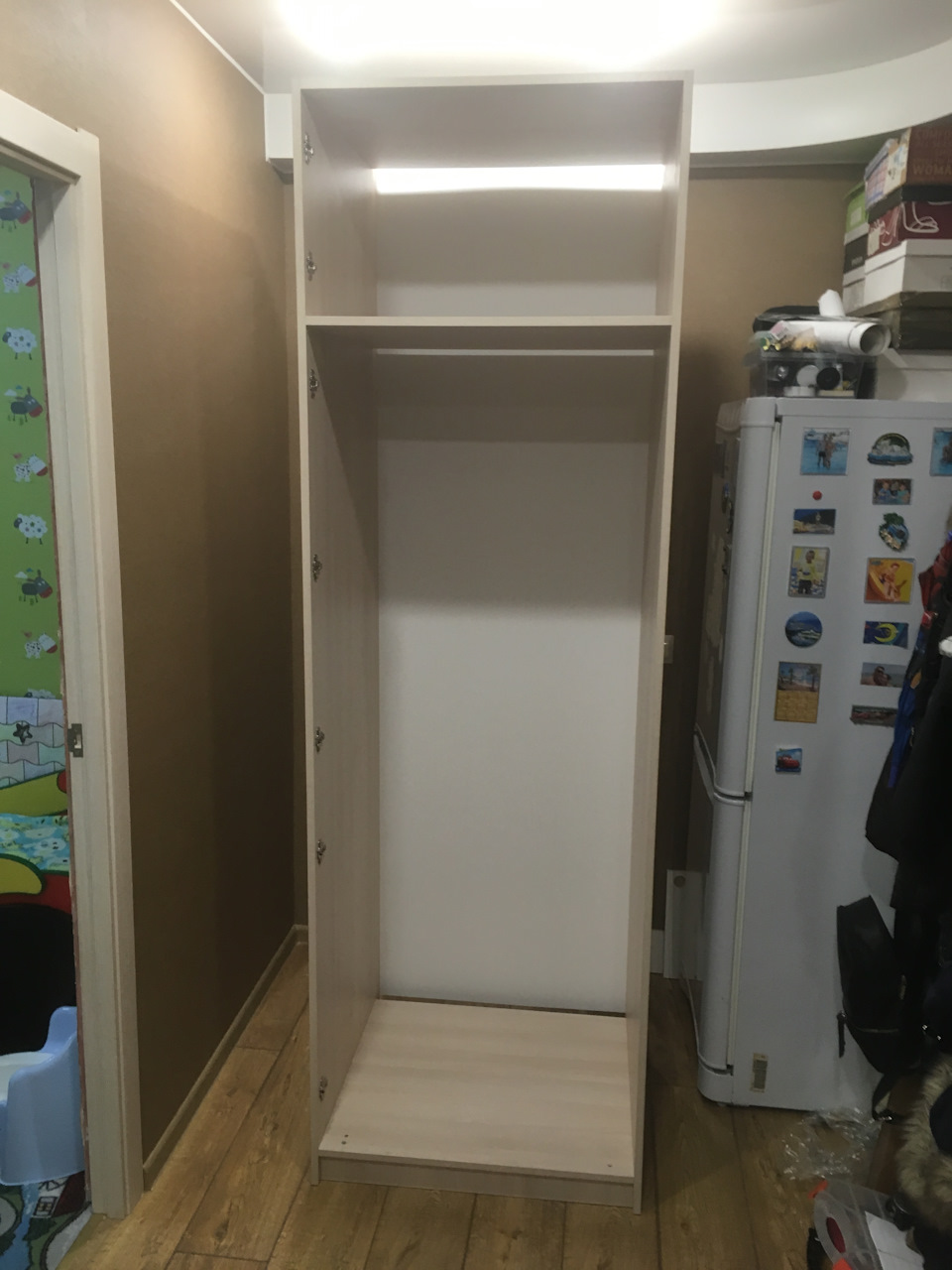 Холодильник в шкафу в прихожей