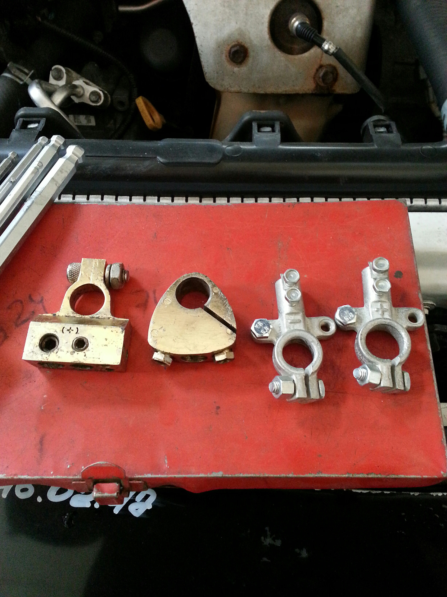 Замена клемм аккумулятора — Toyota Celica (200), 2 л, 1997 года ...