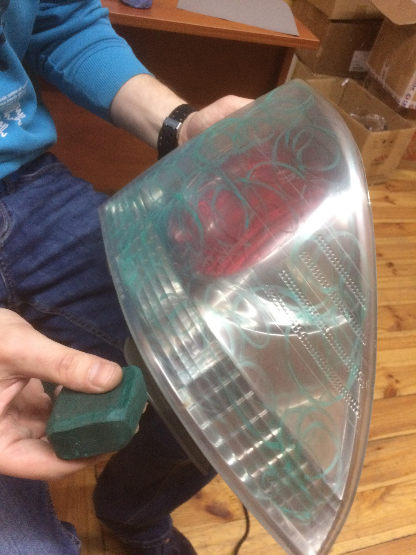 Полировка органического стекла. Фары пастой гоя. Полировка задних фар. Полировка фар пастой гои. Полировка фар пастой гои.