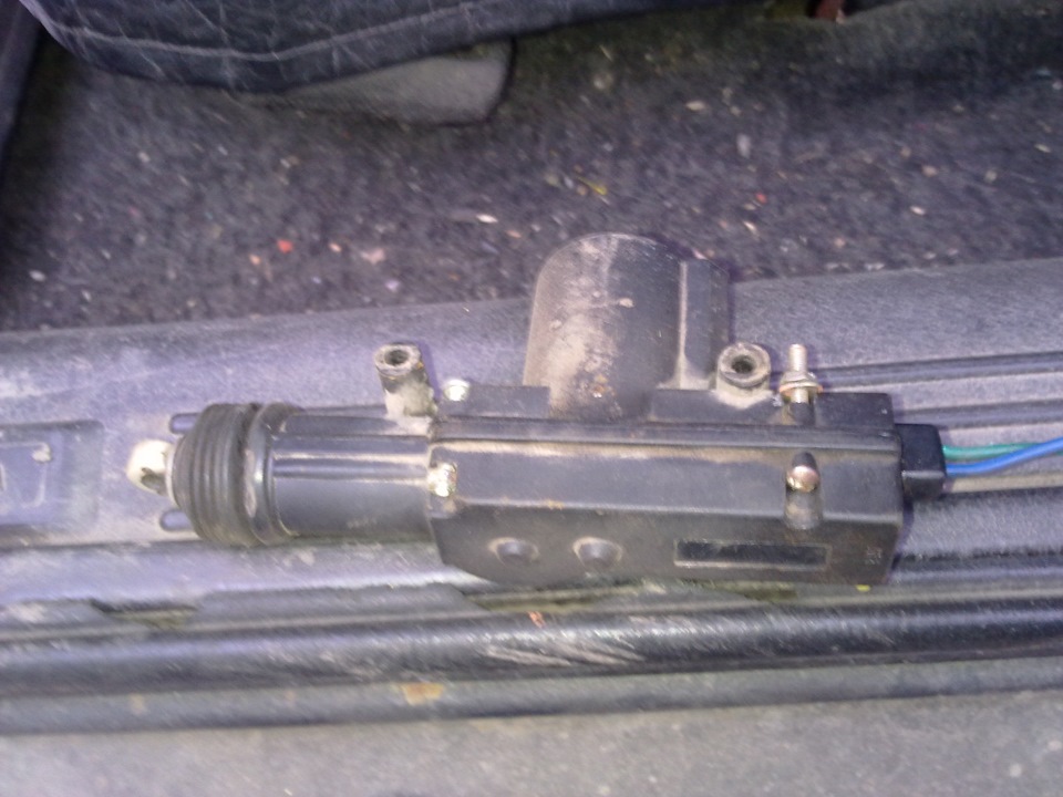 Замена электропривода дверного замка — Lada 21099, 1,5 л, 2001 года ...