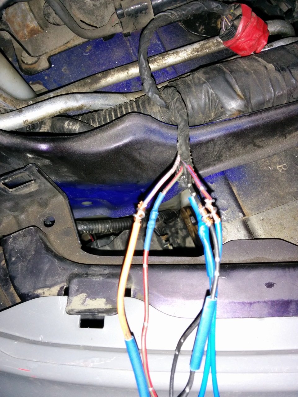 Почему греется проводка. Проводка кондиционера нексия. Desertcross 1000-3 греется проводка. Выгоревшая распред коробка. Клеммная колодка фаза земля ноль.