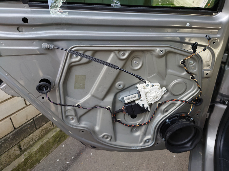 Установка щитов задних дверей на резьбовые заклепки. — Skoda Octavia A5 ...