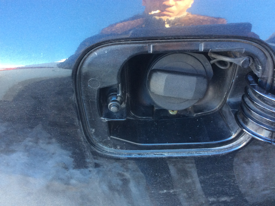 Заменил кнопку лючка бензобака 1Z0 809 986. — Skoda Octavia A5 Mk2