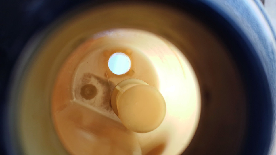 Помытый. Промывал жидкостью для промывки дроссельной заслонки из баллончика с удлиненной трубкой. Грязь вымывает на ура. Потом проста вытер чистой тряпкой и дал просохнуть. — Volvo C30