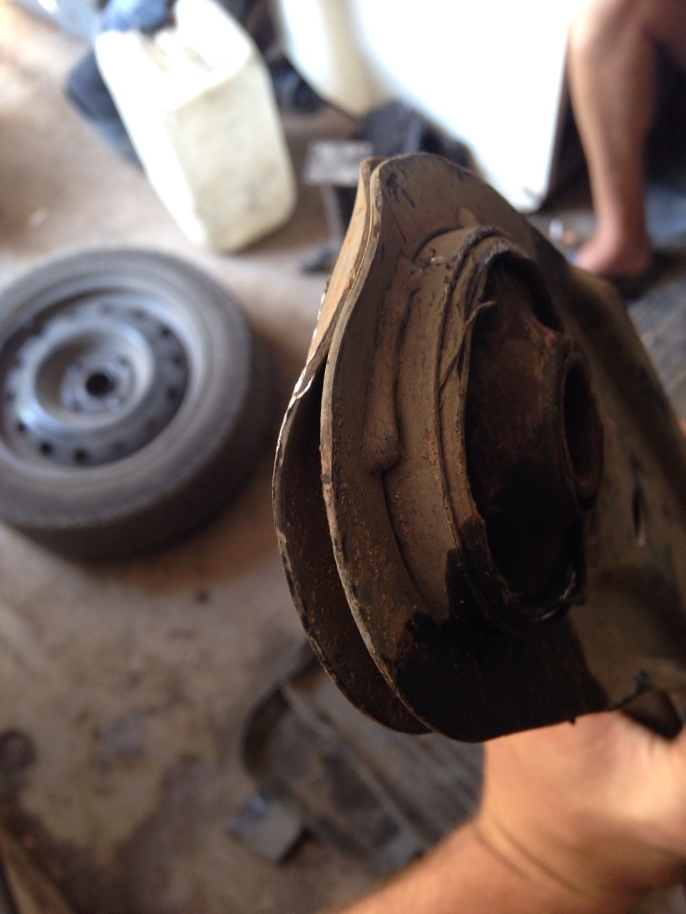 Замена ЗАДНЕГО сайлентблока переднего рычага — Chery Bonus, 1,5 л, 2012 ...