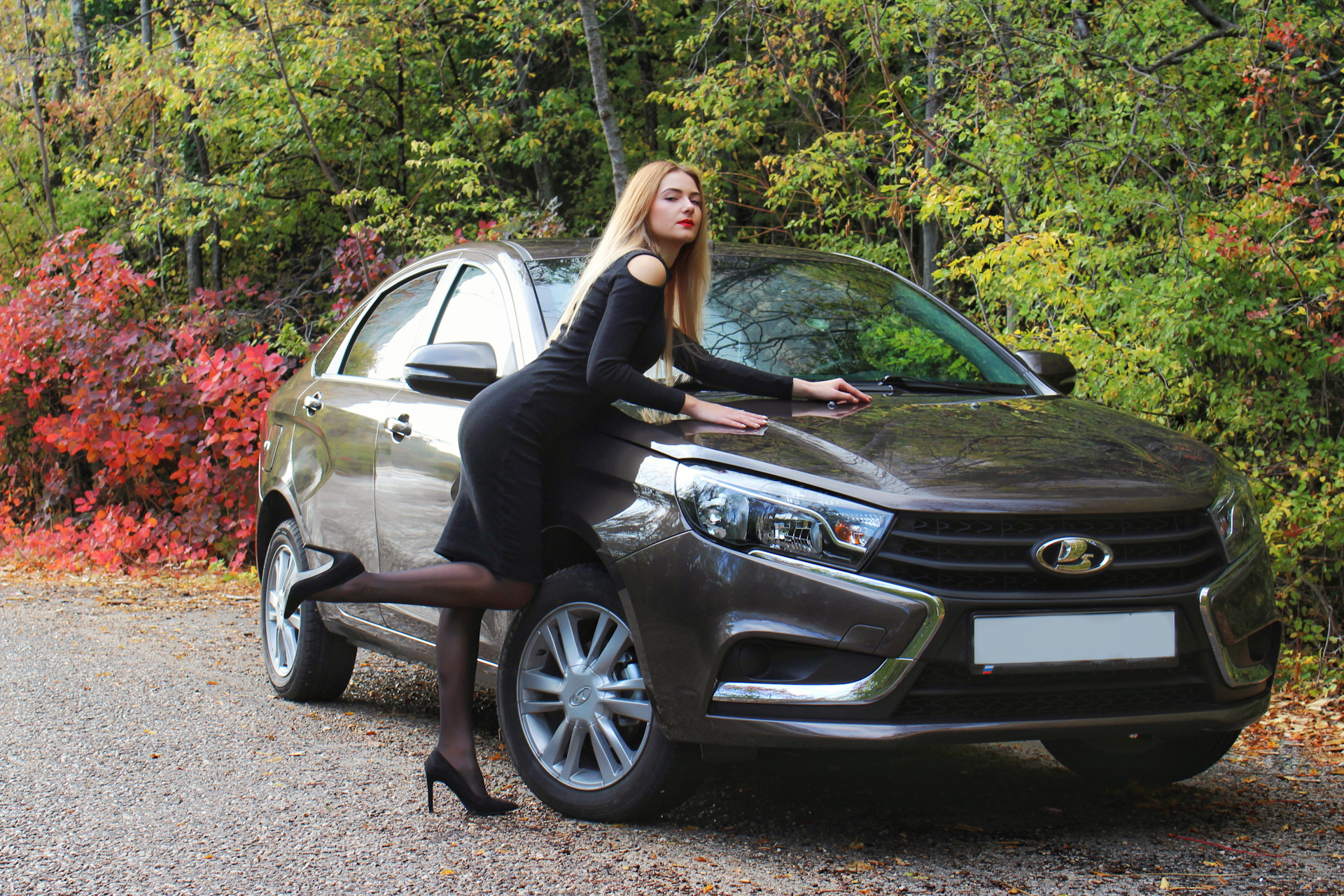 Фото с вестой. Ира Серочкина Lada Vesta. Лада Веста св девушки. Веста Борисова. Девушка на Ладе Веста.