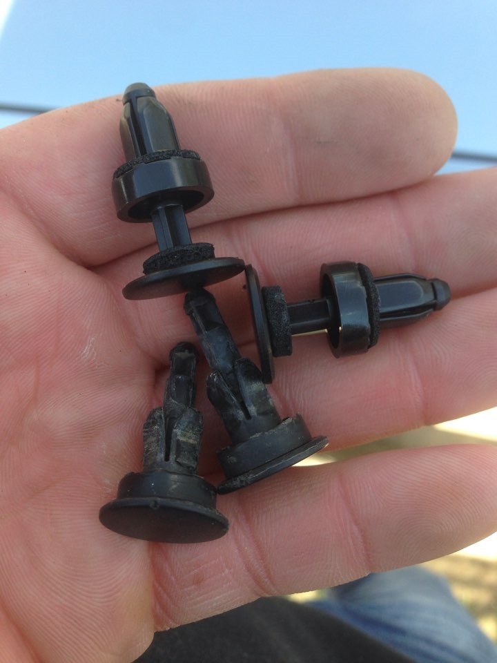 Клипса крепления лобового стекла. Клипса ветрового стекла brp. Клипса молдинга лобового стекла форд транзит. Клипса порога opel astra j. Крепление ветрового стекла брп 550.