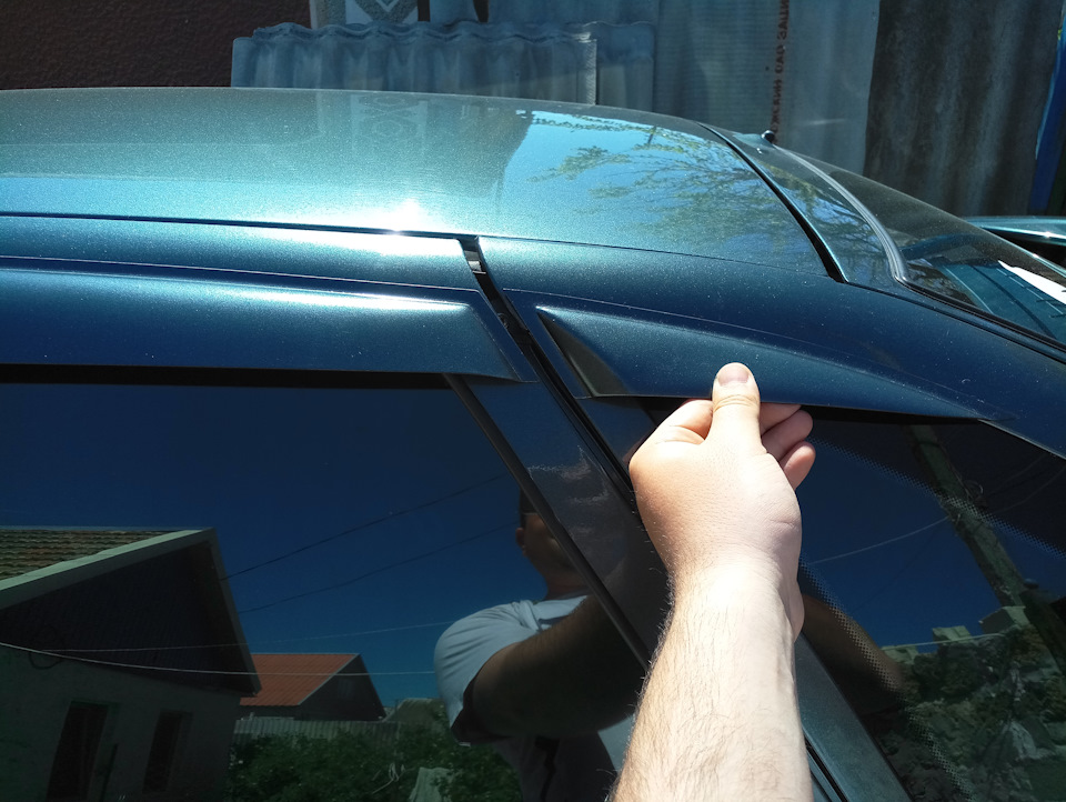 Установка оригинальных ветровиков - Mitsubishi Cedia, 1,8 л, 2000 года тюнинг DR