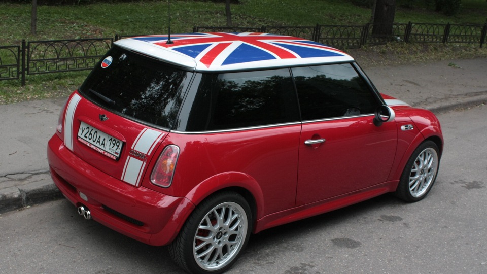 Стикербомбинг Mini Cooper