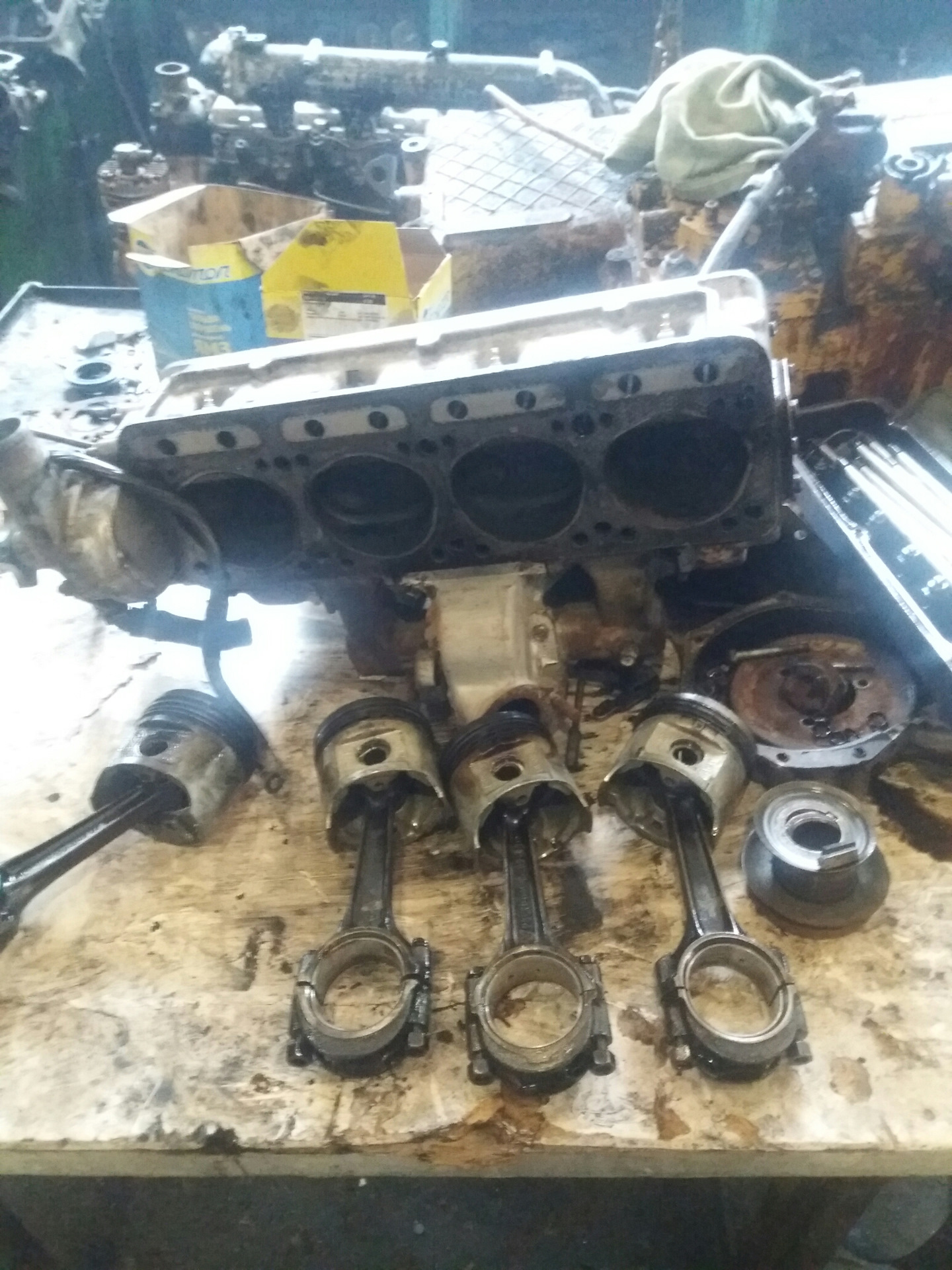 Капремонт мотора в12с1. Стоит стоит перебрать двигатель. Двигатель в разборе. Двигатель ваз 21120. Двигатель машины в разборе.