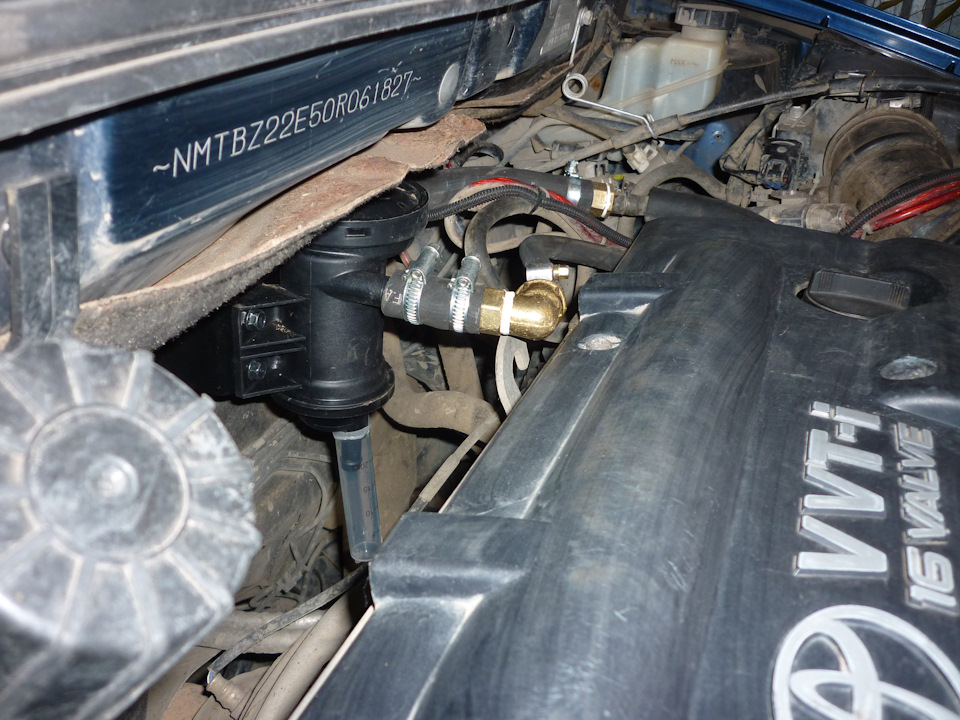 Уголок при работающем двигателе иногда при трогании чуть задевает за крюк движка, по этому перенёс всё на 2см. влево и подпилил слегка верхнюю часть крюка. — Toyota Corolla (120)