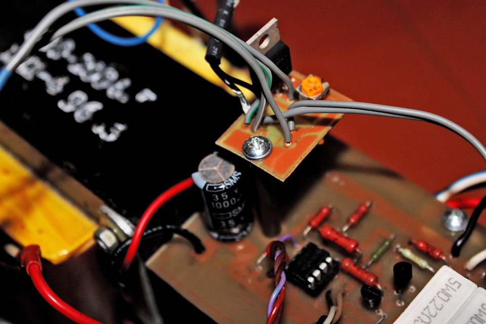 Зарядка из компьютерного блока ютуб. Блок питания для зарядки аккумулятора. Использовать зарядку блок питания. Зарядка для комбика 19 вольт. Зарядник для акб из блока питания ноутбука.