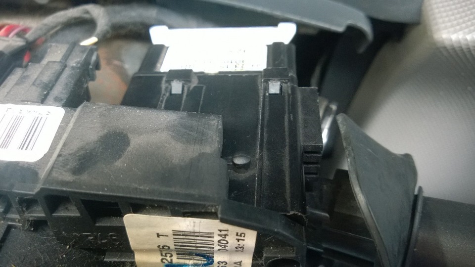 Вытаскиваем его вправо и отсоединяем колодку с проводами. — Renault Logan (1G)