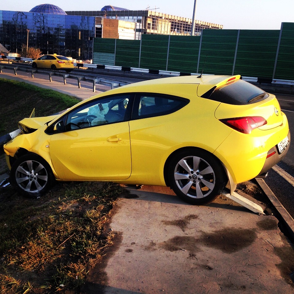 Opel Astra h GTC желтая