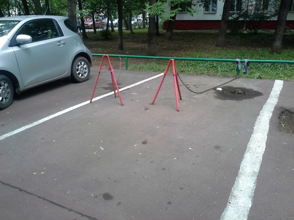 Гостевая парковка во дворе. Парковочное место во дворе. Ограждения для парковки во дворе. Ограждения для парковки машин. Ограждение парковочного места во дворе.