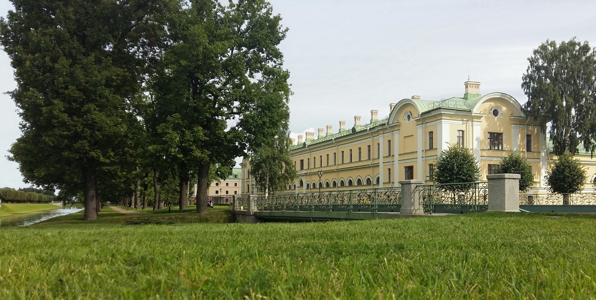 Поселок стрельна санкт петербург. Константиновский дворец Санкт-Петербург. Константиновский дворец, посёлок Стрельна, улица Глинки. Стрельна Константиновский проспект. Растрелли ансамбль Стрельна.