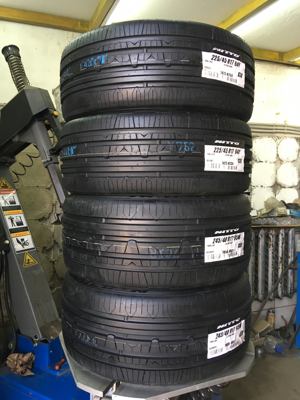 Разноширокий комплект Nitto NT830 225/45R17+245/40R17 — Vredestein ...