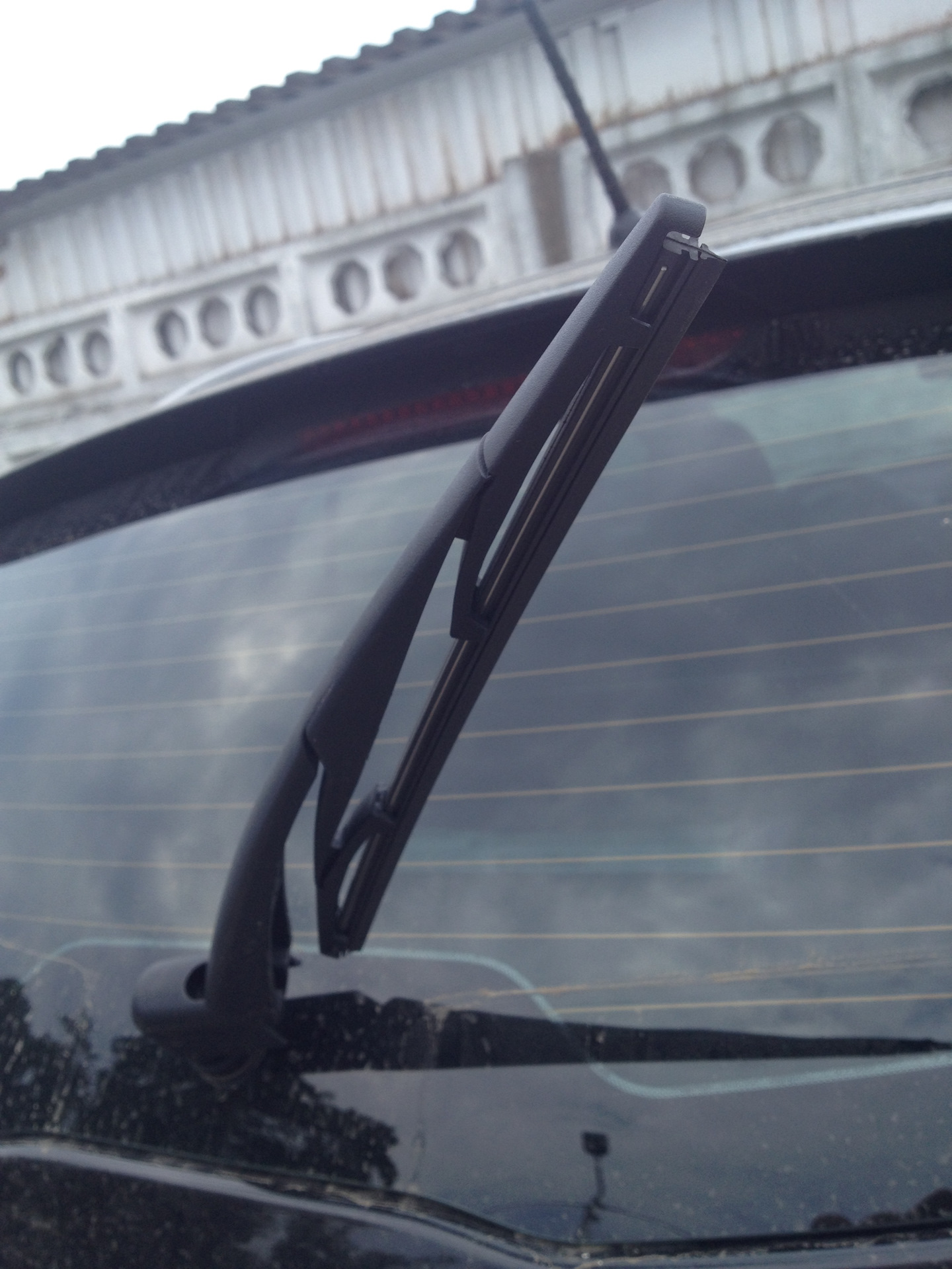 Как меняется задний дворник. Щетка стеклоочистителя на ниссан жук. Карола 2003 крипление задней щетки. Как установить задний дворник на седане. Снятие дворников.