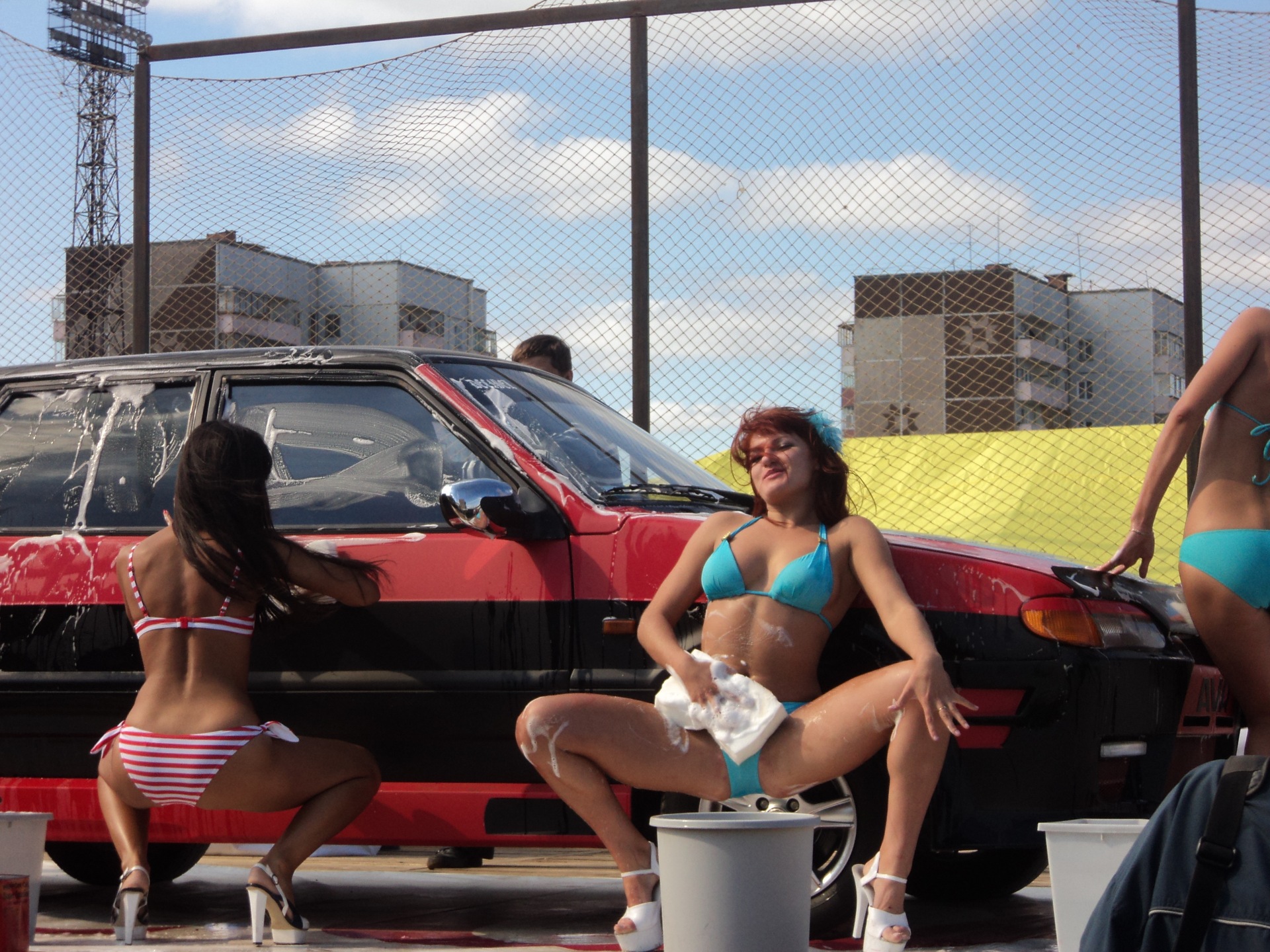 клип девушки голые моют машину