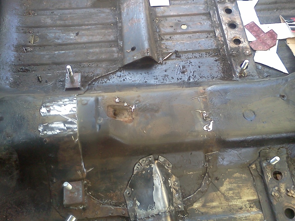 Подварить гостру. Подварить гостру. Вольво 940 дно. Задние стаканы nissan p12. Под варить.