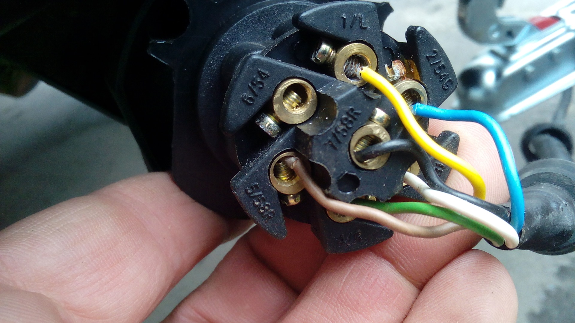Не горят габариты на прицепе. Вилка прицепа 6 проводов. 6 Проводов в розетке прицепа МЗСА. 2 Провода прицепа МЗСА. Провода в вилке прицепа.