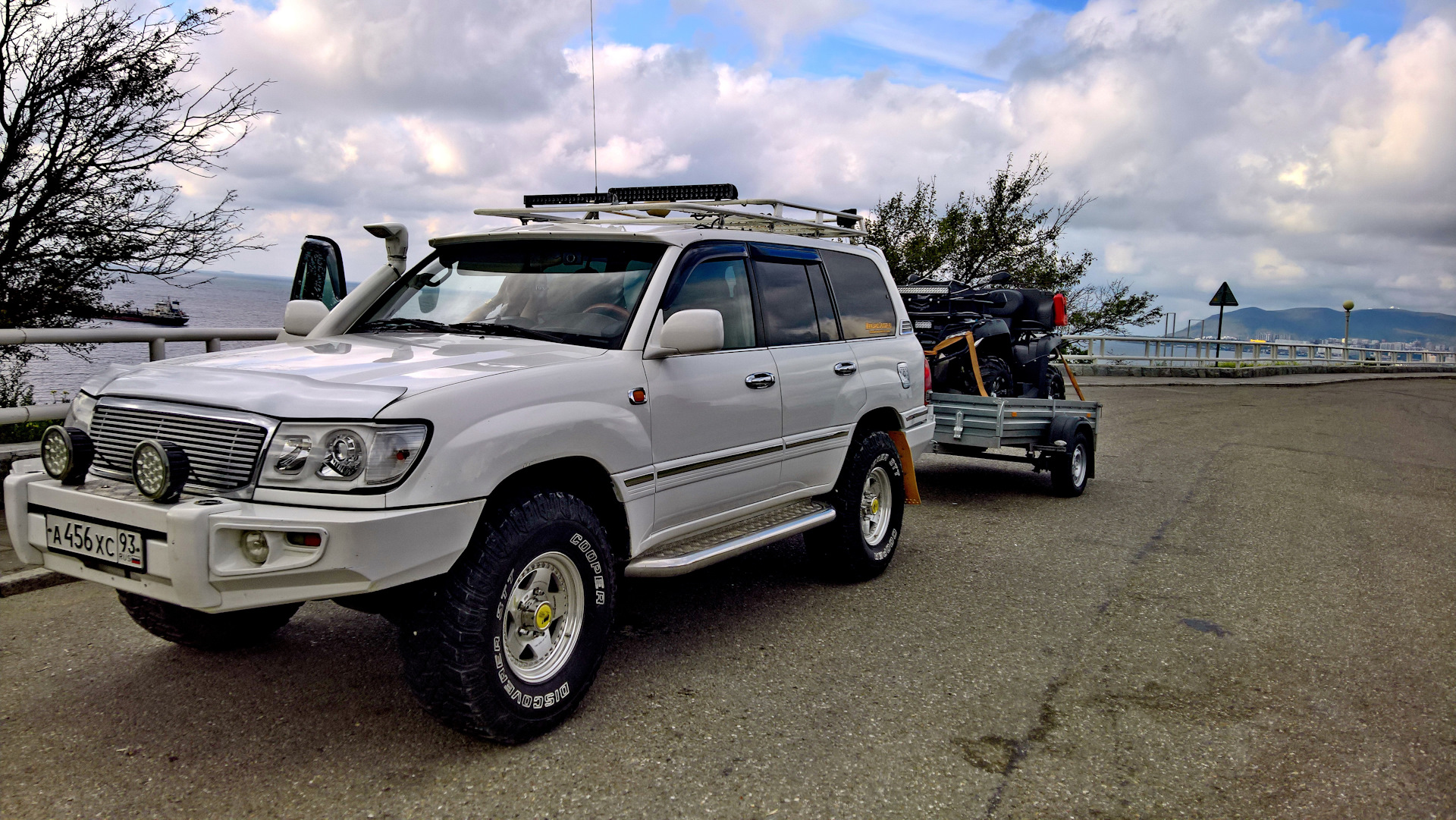 Крузер владивосток. Тойота ленд Крузер 2004 года. Land Cruiser 100 араб. Ленд Крузер 100 белый. Land Cruiser 4.7.