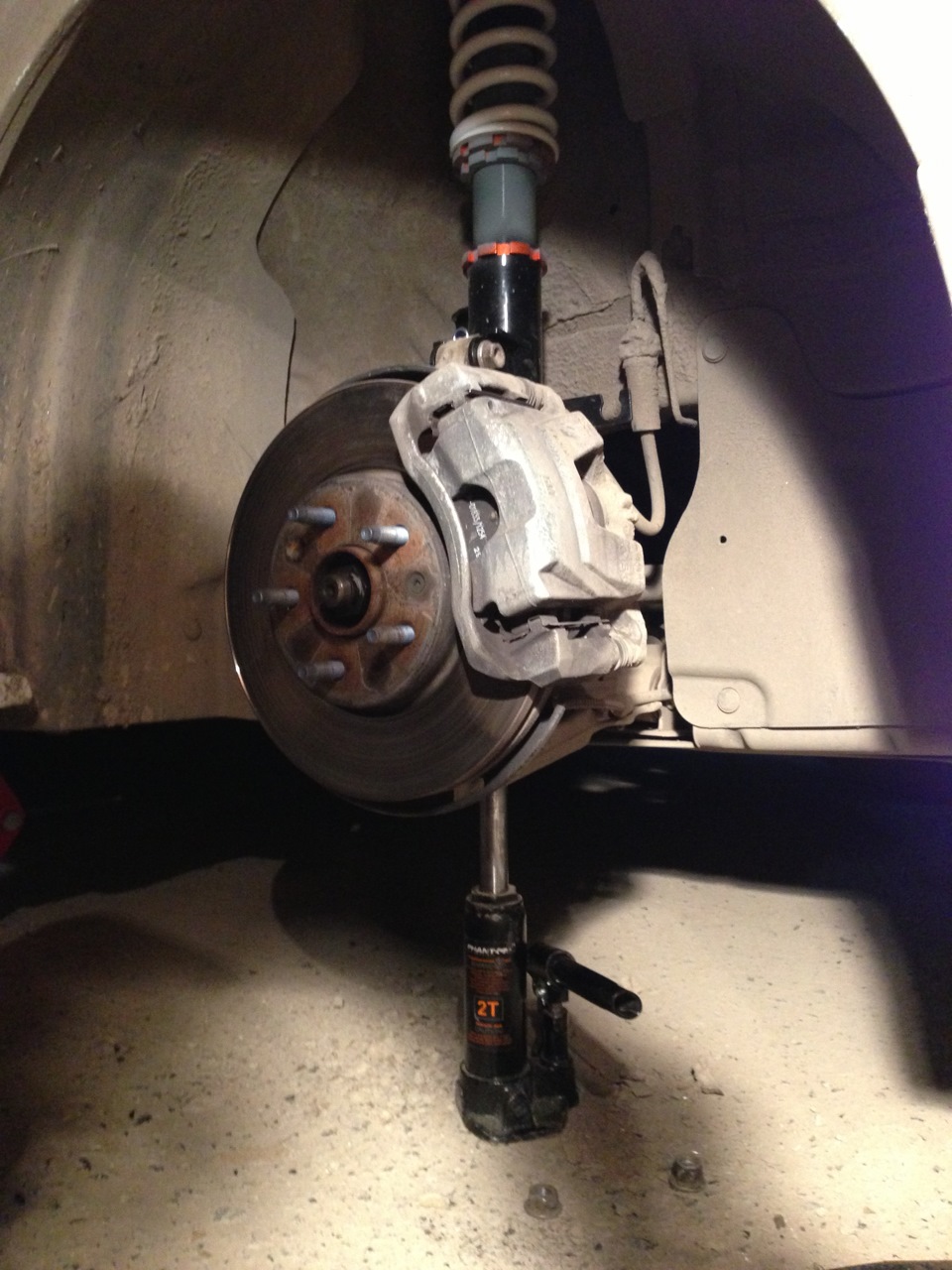 как снималась старая стойка нет фото но все аналогично новой.поддамкрачиваем так чтоб легко вынуть изкрепления стойку стабилизатора и болты крепления самой стойки(если болты не выходят аккуратно выбить их при помощи молотка и зубила)и снять стойку — Chevrolet Cruze (1G)