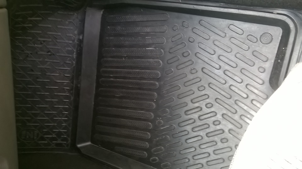 ковры передние rezkon — Renault Logan (1G), 1,6 л, 2008 года ...