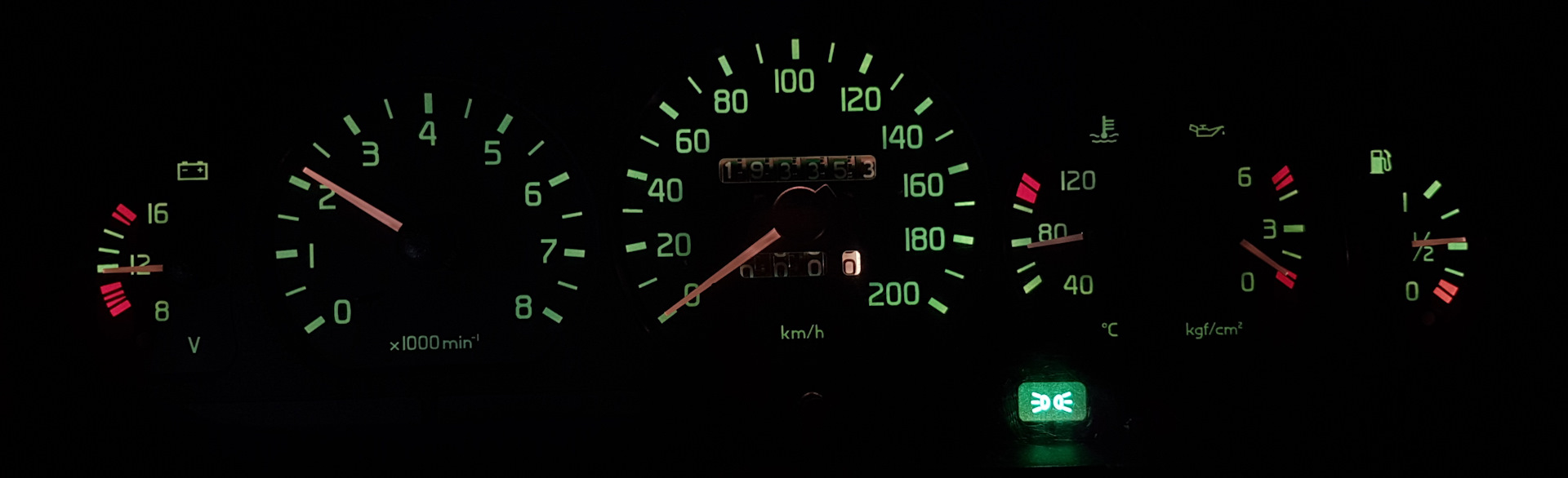 стрелка тахометра и температуры