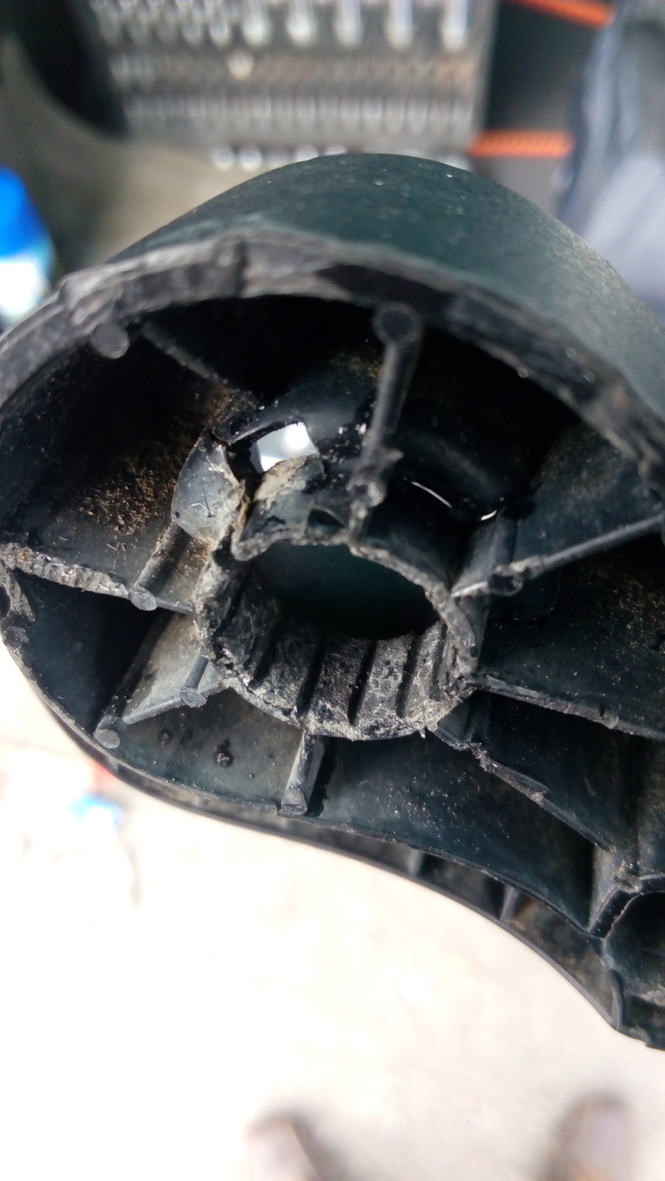 Так сильно махала хвостиком, что он сломался. Задний дворник. — Renault ...