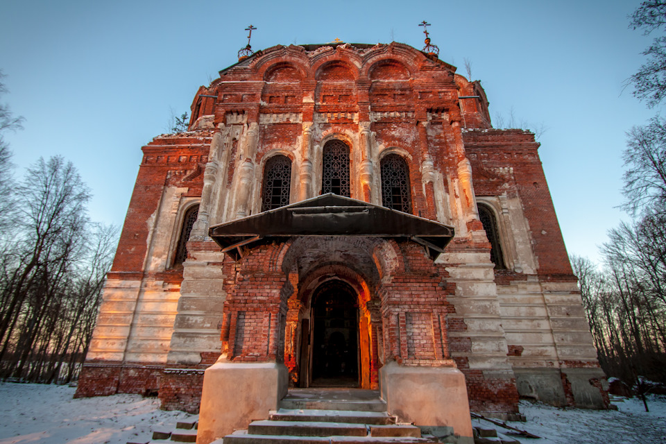 И вновь ажурные кованые решетки притягивают к себе взгляд. — Toyota Land Cruiser Prado 90-series