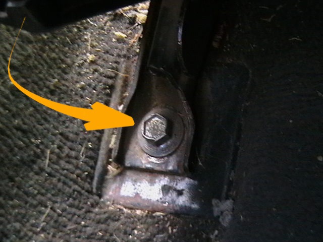 Откручиваем болтики крепления сидушек передних ключик на 10=) это заднее крепление — Mercedes-Benz E-Class (W124)