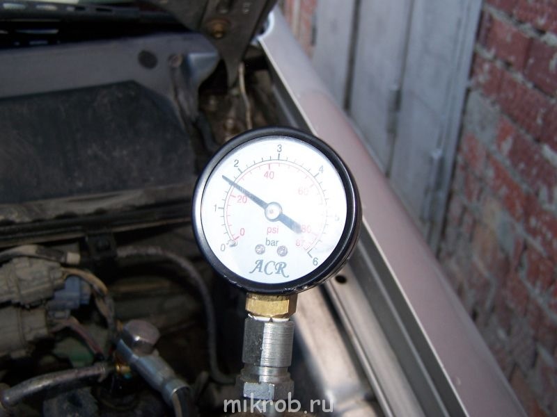 Какое давление должно быть в кондиционере автомобиля. Переходник для проверки давления бензонасоса. 4213 Давление бензонасоса. Какое должно быть давление топлива на Мицубиси л200. Какое давление должно быть в топливной рампе Вито 638.