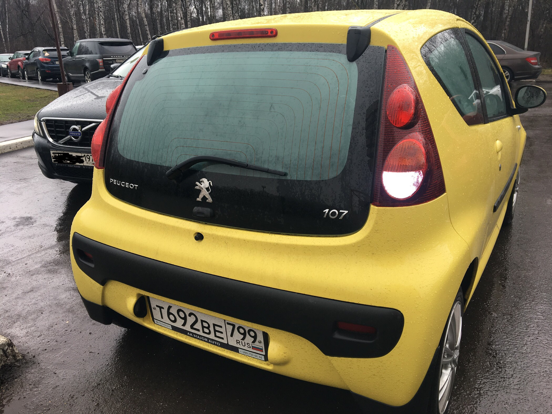 Ход пежо. Пежо 107 сзади. Пежо 107 задний ход. Peugeot 107 лампы заднего хода. Парктроники Peugeot 107.