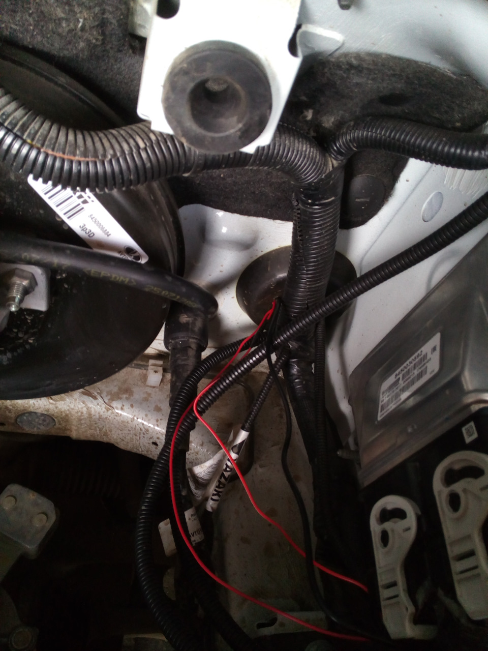 Из монтажного блока от парктроника в салон потянулись провода — на бипер и +12В (появятся при включении кнопкой парктроника). — Lada Vesta (1G)