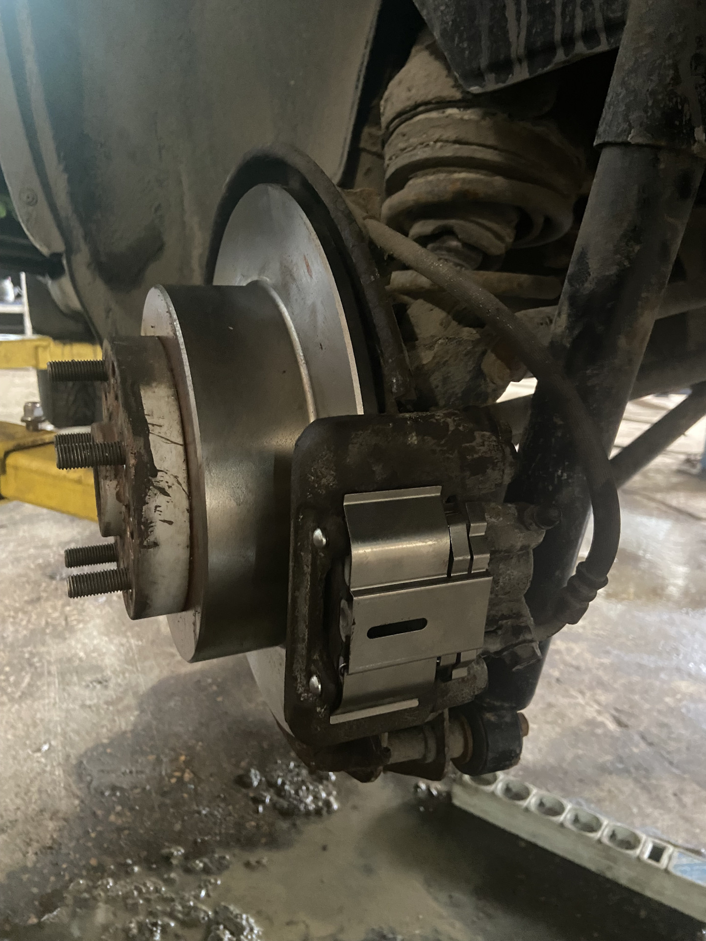 Замена дисков в круг — Toyota RAV4 (II), 2 л, 2005 года | расходники ...