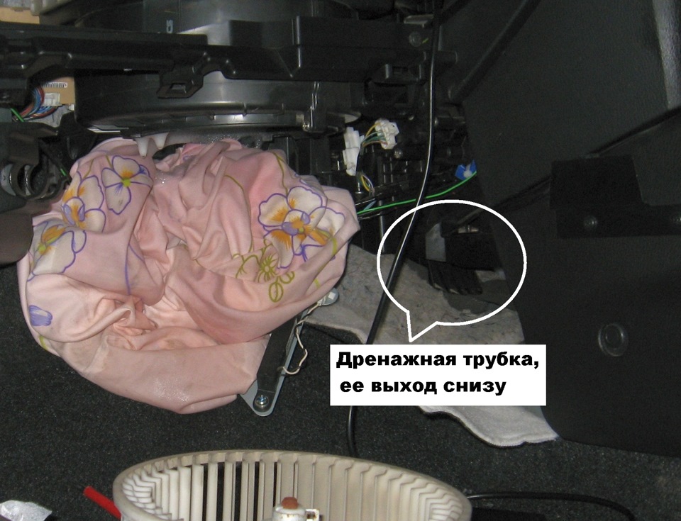 Как снять дренажную трубку кондиционера Дренажная трубка и чистка испарителя - Mazda Verisa, 1,5 л, 2009 года своими рук