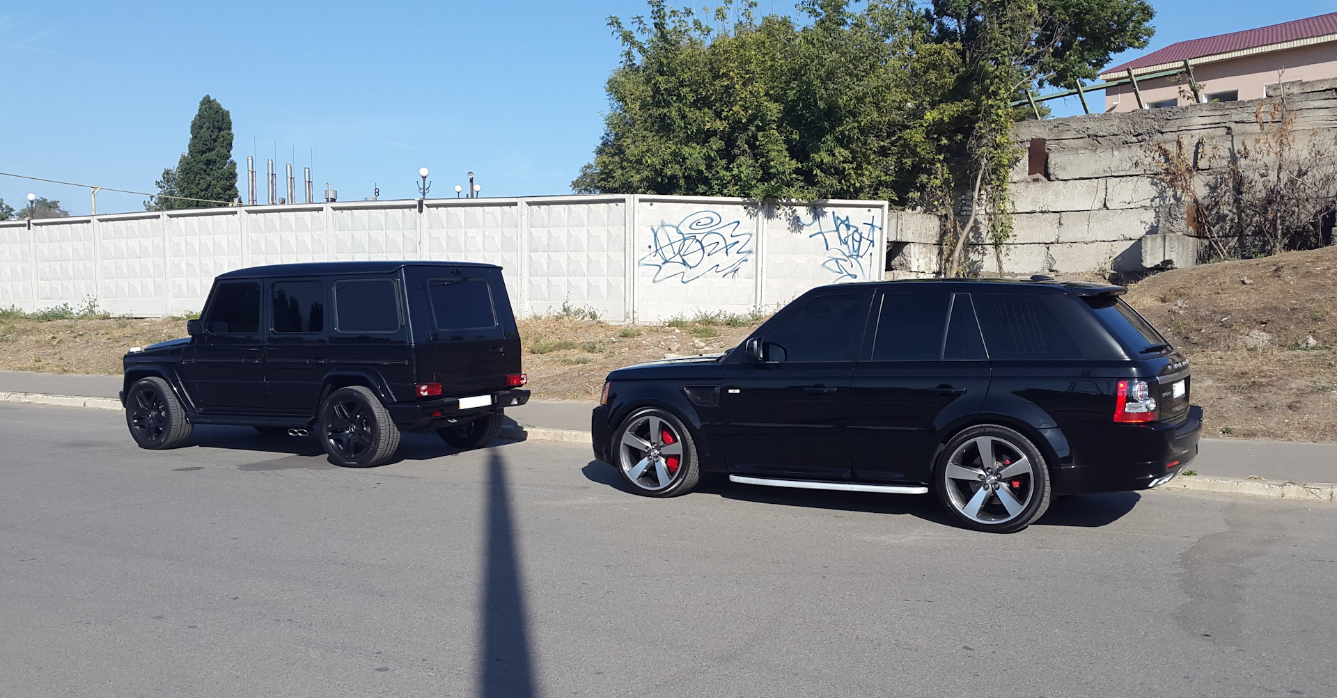 Range rover bmw. Гелендваген и Рендж Ровер. Range Rover vs g 63. Гелендваген и Рендж Ровер спорт. Range Rover Sport vs g63amg.