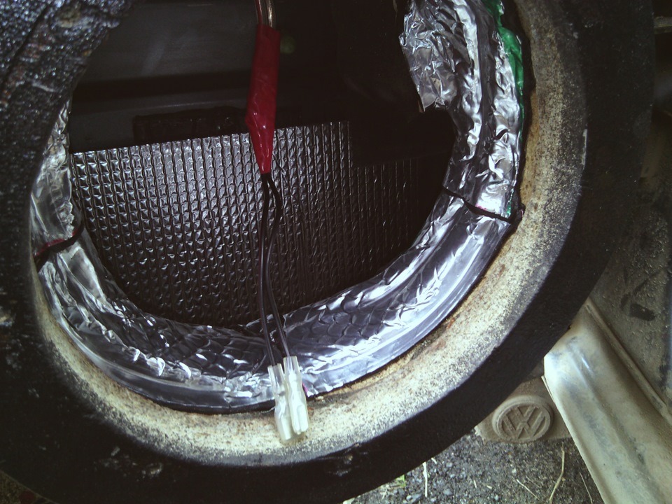 Обклеил так же виброй, дабы загерметизирвать внутренний объём двери от наружнего — Volkswagen Passat B4