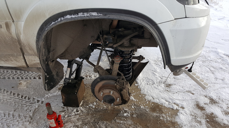 Амортизаторы bilstein на ниву шевроле. 91c2aa5s 960. Амортизаторы bilstein на ниву шевроле фото. Амортизаторы bilstein на ниву шевроле-91c2aa5s 960. картинка Амортизаторы bilstein на ниву шевроле. картинка 91c2aa5s 960. Решил заморочиться в эти выходные и поставить пружины с Мерседеса МЛ500 на свою Шевроле Ниву) По времени вышло не так уж долго, делал все вместе с другом, справились, потратив где-то по 1.5 часа на каждую сторону. Самое суровое было лежать и стоять на коленях на бетонной плите зимой…( Сняли колесо с левой стороны