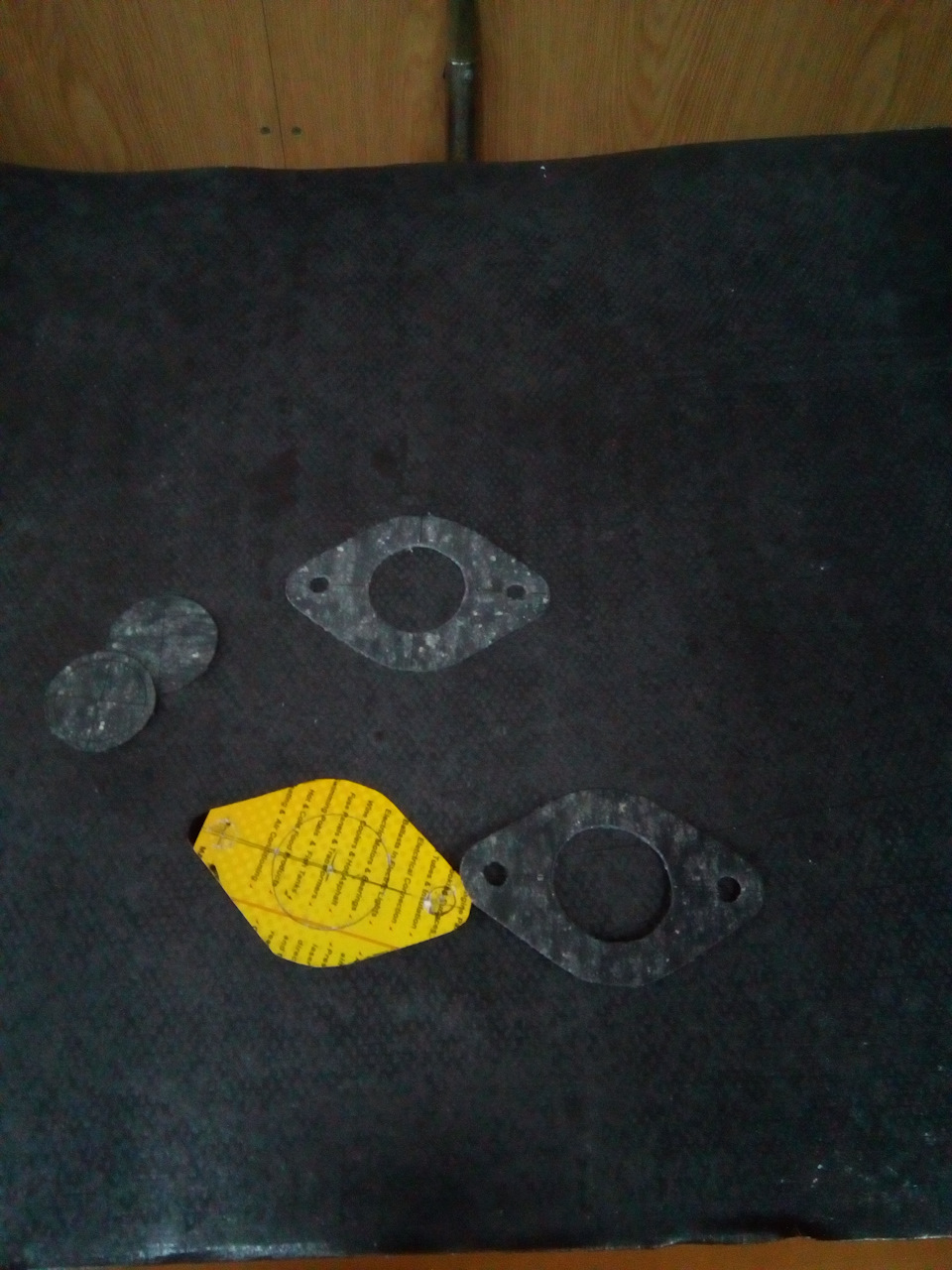 Измерил фланцы банок, сперва вырубил прокладки из паронита, решил перебдеть, нашел металлоасбест и изготовил из него. — Subaru Forester (SJ)